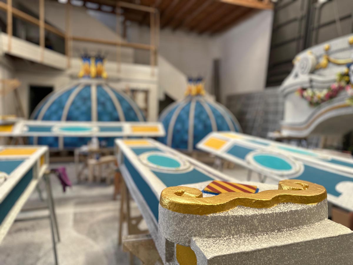 Piezas que evocan el Pabellón Municipal de 1926 para la tribuna de la Batalla de Flores